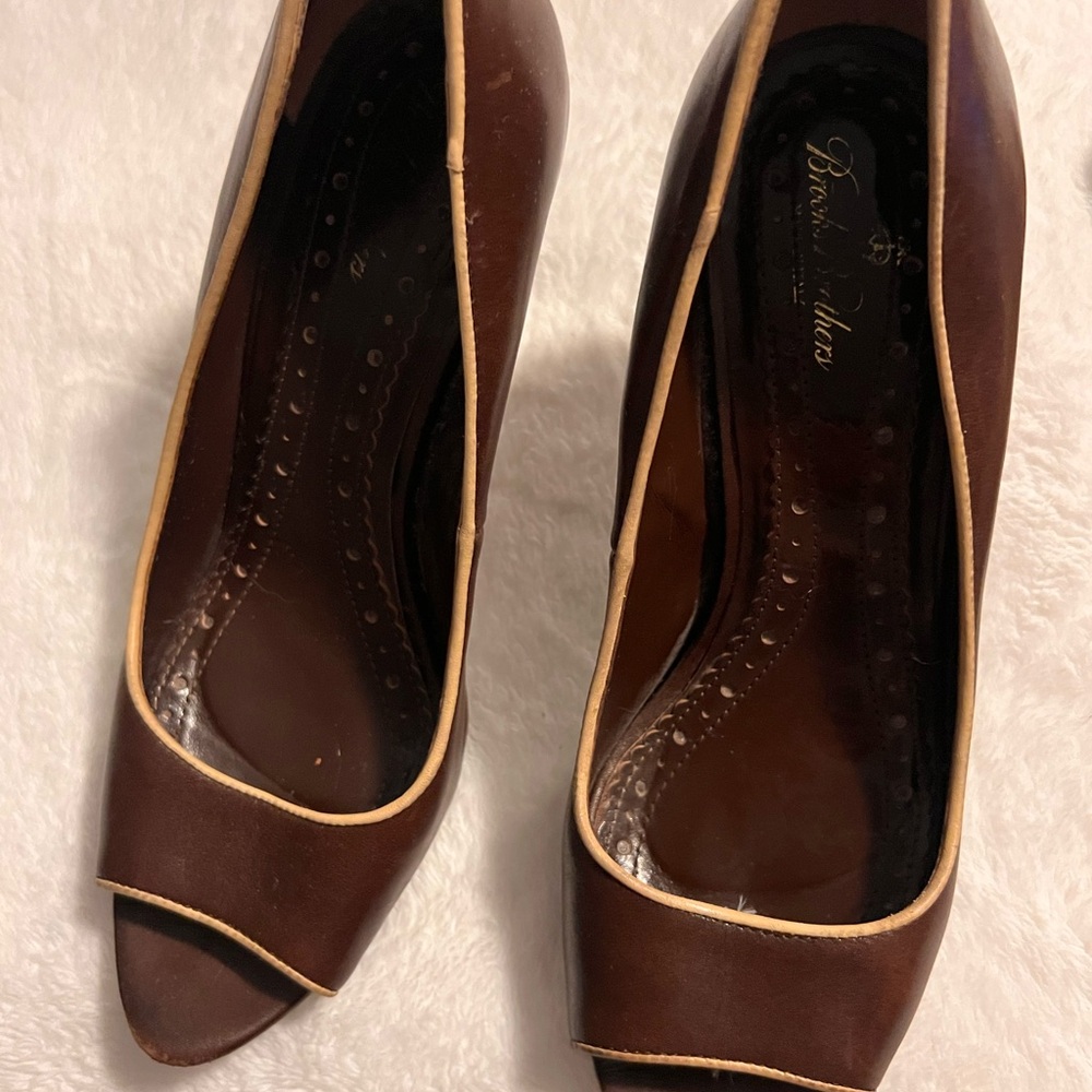 Sophisticated Brown Heels with Cream Trim